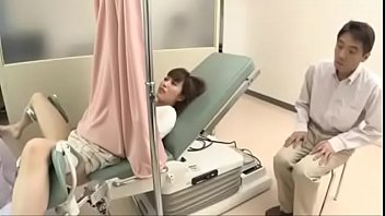 スケベな産婦人科の医師にちんぽを挿入される三十路の人妻エロ動画
