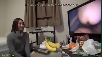 貧乳スレンダーボディの三十路美熟女AV女優が一般男性と絡み合うエロ動画