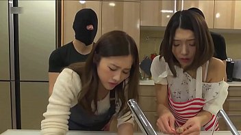 お料理教室で中出しされる2人の若妻のエロ動画